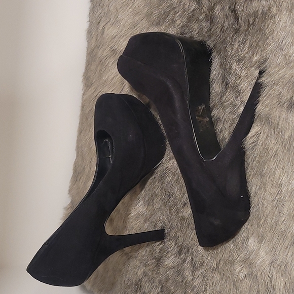 Black high heels - Picture 2 of 4